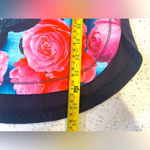 LULULEMON ATHLETICA FLORAL TEE SHIRT BLACK SHORT SLEEVE Rose Print - Picture 4 of 7